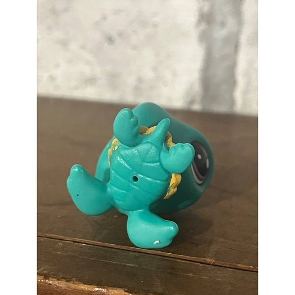 Littlest Pet Shop LPS Green Sea Turtle #60 Captain Gilturtle Purple Eyes - Picture 5 of 5